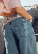 Pantalón de jean celeste de corte ancho.