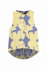 Top sin mangas color lila con estampado de flores amarillas.