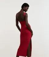 Vestido midi de bretel ancho, confeccionado en poliamida con escote cuadrado en la espalda.