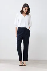 Remera blanca con escote en V y mangas balloon 3/4.