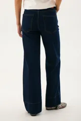 Pantalón de jean azul oscuro, de corte recto y tiro alto, con bolsillos delanteros y traseros.