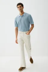 Remera polo celeste de manga corta en punto calado de mezcla de algodón con cuello y tapeta de botones.