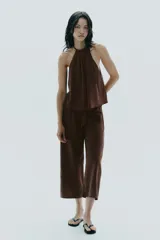 Top marrón con cuello halter ajustable con lazada.