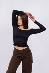 Remera negra con escote off-shoulder y mangas largas.