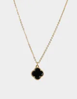 Cadena corta dorada con dije de trébol negro con borde dorado.