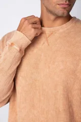 Buzo de hombre de corte oversize confeccionado en tela waffle de algodón con proceso de teñido acid en color borgoña.