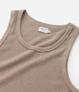 Musculosa de hombre color beige, de corte regular, confeccionada en tejido flamê texturizado.