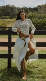 Buzo blanco de broderie con transparencia y cuello a la base.