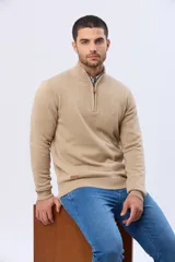 Buzo tejido de algodón color azul marino, con cuello alto y cierre frontal parcial con detalle de cuero en el tirador.