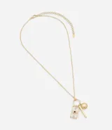 Collar dorado con cadena fina y dijes colgantes: rectángulo de nácar con estrella negra y strass, círculo con textura y barra lisa.