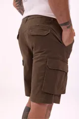 Bermuda cargo color verde militar con bolsillos laterales con fuelle y cierre de solapa.