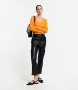 Blusa color naranja de viscosa acanalada, con escote en U y mangas largas.
