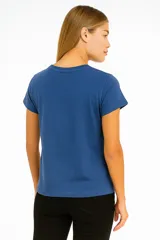 Remera azul con estampado frontal con la frase "kind people are my kinda people" y caritas sonrientes.