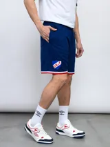 Bermuda deportiva azul con cintura elastizada ajustable con cordón, bolsillos laterales y escudo del Club Nacional de Football estampado en la pierna izquierda.