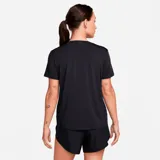Remera deportiva Nike One Classic de mujer, color negro, de corte clásico y manga corta.