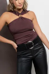 Musculosa marrón con escote halter y detalle de aro dorado en el centro.
