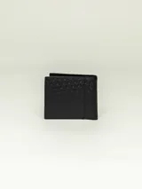 Billetera plegable de piel negra con monograma en relieve que forma un patrón repetitivo.
