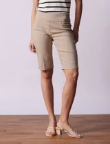 Bermuda blanca en gabardina elastizada, marca Ruby Rd. Pretina ancha elastizada. Delantera con bolsillos simulados. Trasera con bolsillos aplicados.