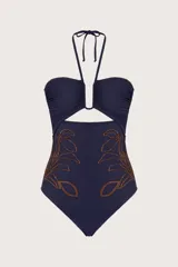 Traje de baño entero azul marino con escote bandeau, tirantes finos que se atan al cuello y bordado floral dorado en la parte inferior.