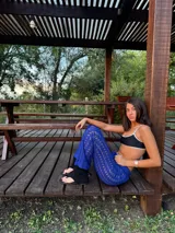 Pantalón largo de tejido de punto calado color azul eléctrico, con cintura ajustable mediante cordón.