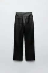 Pantalón de cuero sintético color marrón, de tiro alto, corte recto y terminación bootcut.
