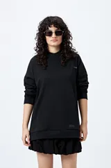 Canguro negro de algodón y poliéster, con capucha, bolsillo frontal y puños ajustados. Estampa frontal con la palabra 'Dramatic' y gráfico en la espalda con tipografía bold y serpiente ilustrada.