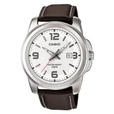 Reloj Casio con movimiento de cuarzo japonés, esfera blanca con números arábigos negros, correa de cuero marrón oscuro con cierre de hebilla y resistencia al agua hasta 50 metros.