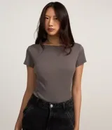 Blusa gris de rib con escote bote y manga corta.