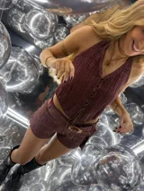 Top tejido color crudo con espalda descubierta y entrelazado frontal con cordones.