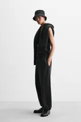 Pantalón de jogging negro, corte balloon fit, con cintura elástica ajustable con cordón, bolsillos laterales y trasero, costura frontal en las perneras y puños elásticos en los tobillos.