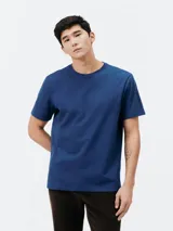 Remera azul de corte clásico y cuello redondo.