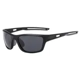 Lentes de sol unisex con marco negro y lentes espejadas polarizadas color celeste. Fabricados con plástico reciclado.