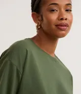 Remera cropped de algodón, color negro, con cuello redondo y mangas cortas.