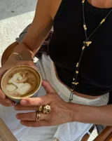 Anillo plateado con forma orgánica irregular, similar a un crustáceo marino.