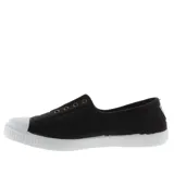 Zapatillas Victoria de lona negra sin cordones, fabricadas en España con algodón reciclado y ecológico. Suela de caucho natural vulcanizado y puntera reforzada de goma.
