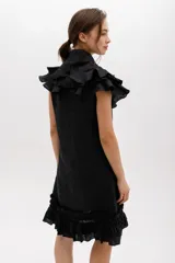 Vestido corto celeste de lino, con cuello tipo gorguera removible con volados y lazo.