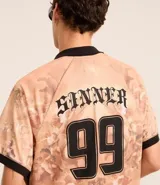 Remera masculina oversized de poliéster con cuello en V y solapa. Presenta mangas cortas, estampa angelical y lettering.