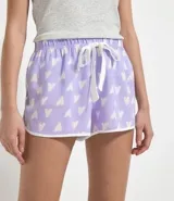 Short de pijama femenino estilo runner, color lila con estampado de corazones blancos, cintura elástica y lazo de ajuste blanco.