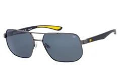 Lentes de sol estilo aviador con montura metálica color gris oscuro mate y lentes oscuros. Las patillas son negras con detalles en amarillo y el logo CAT en amarillo y blanco.