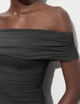 Body gris de lycra con escote off-shoulder y mangas cortas.