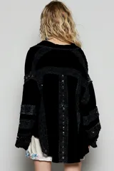 Blusa color crema con mangas largas estilo kimono y detalles de encaje calado (broderie) en el frente y puños. Presenta cuello camisero y cierre frontal con botones plateados.