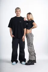 Remera negra de manga corta, corte ajustado (baby tee), confeccionada en tela ribb, con bordado en el frente.