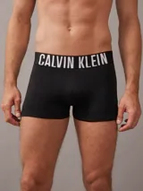 Pack de tres bóxers negros Calvin Klein de corte ajustado, con cintura elástica plateada con el logo de la marca en blanco.