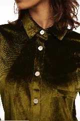 Camisa azul marino de terciopelo con cuello tradicional, botones de nácar y tajos laterales.