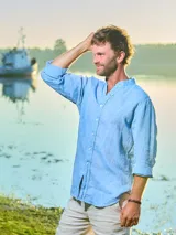 Camisa de lino color blanco, de manga larga con cuello mao y cierre frontal con botones.