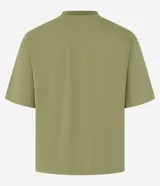 Remera boxy de algodón color verde oliva, con cuello redondo y mangas cortas. Presenta un bordado paisley en el hombro izquierdo.