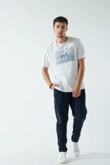 Pantalón deportivo clásico de felpa sin puños, con bolsillos y logo bordado.
