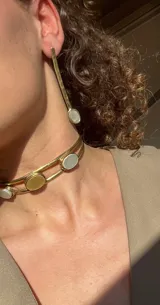 Gargantilla doble hecha a mano en bronce con tres piezas de nácar, con un brillo único que puede variar.