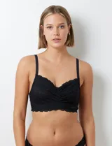 Conjunto de ropa interior de encaje floral blanco, compuesto por un bralette sin aro ni relleno, con breteles regulables y cierre trasero de tres posiciones, y una bombacha con detalle de encaje floral.