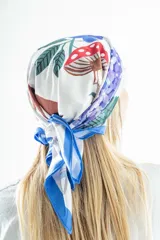 Pañuelo cuadrado de seda premium con estampado de elementos naturales como flores, frutas y animales.